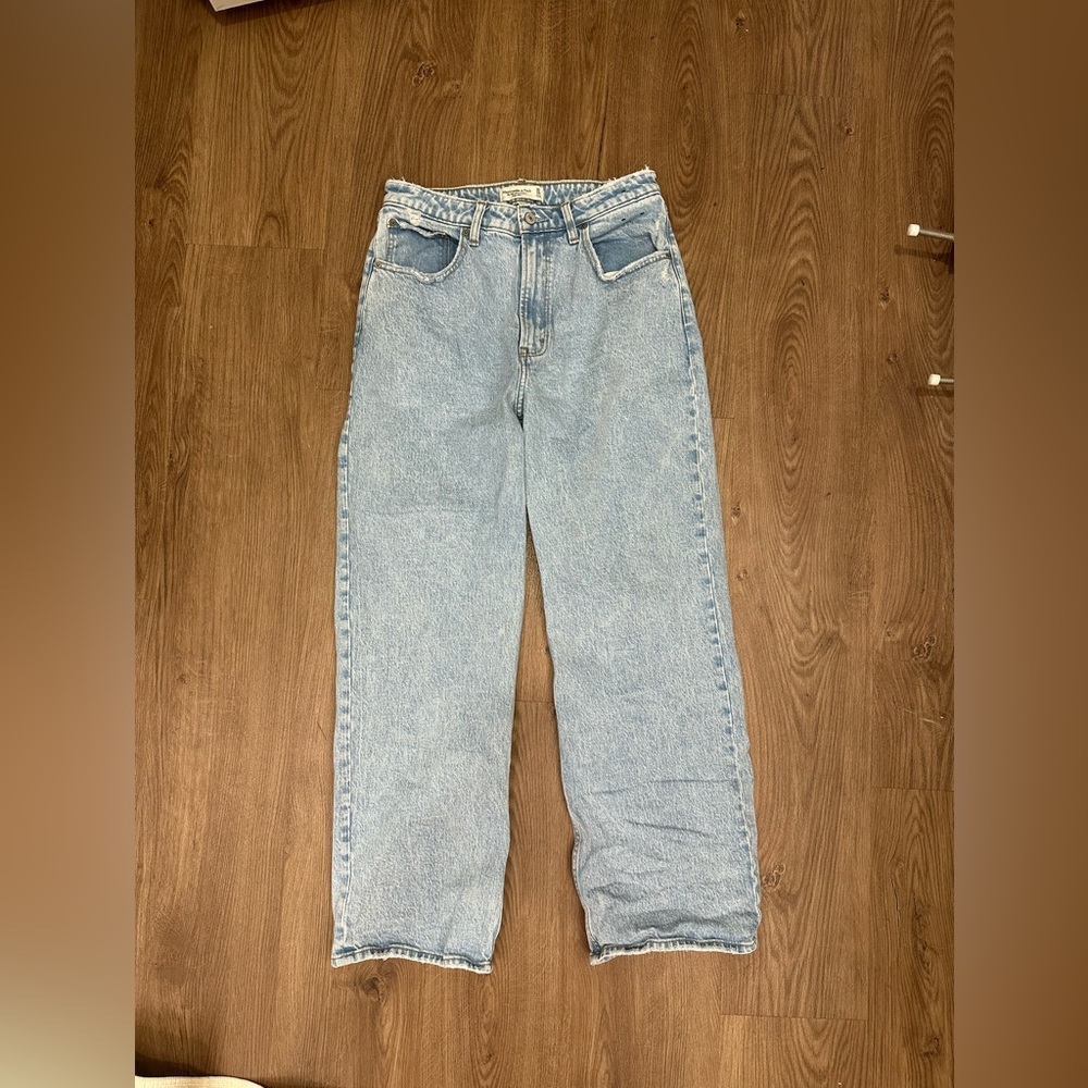 Abercrombie Curve Love High Rise 90’s Relaxed Jean 
Size 30/10Short